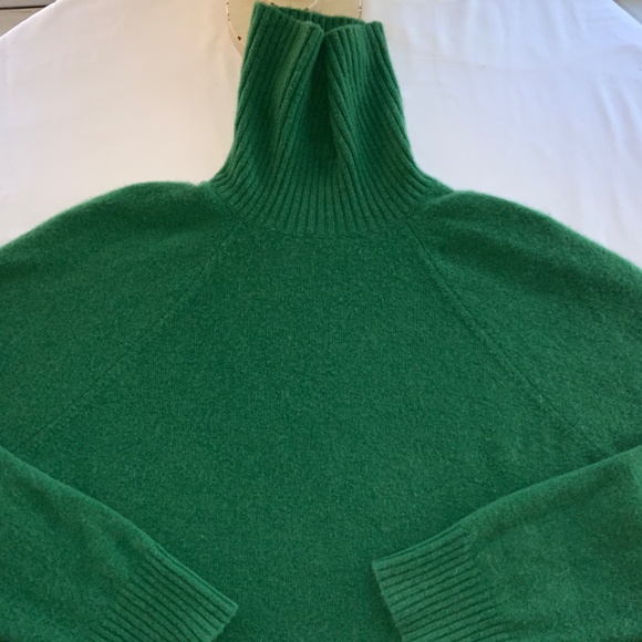 J CREW Emerald green turtleneck sweater/XL/non smoker - Picture 2 of 5